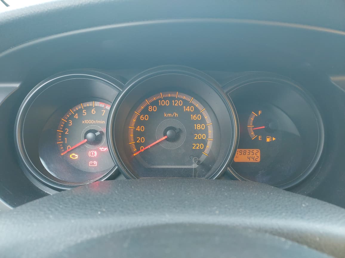 Nissan Livina SL 1.6 Manual 2012